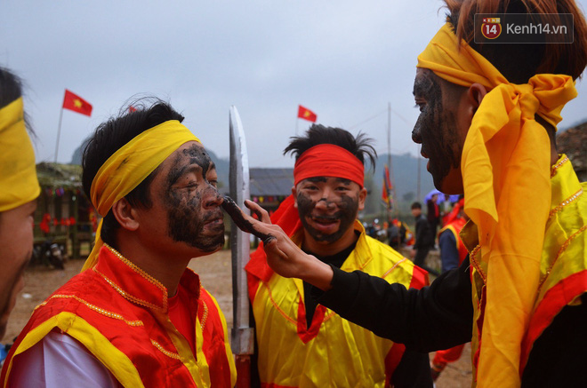 Nhiều người dân chen chân chụp ảnh bên cạnh của quý khổng lồ trong lễ hội độc nhất vô nhị ở Việt Nam